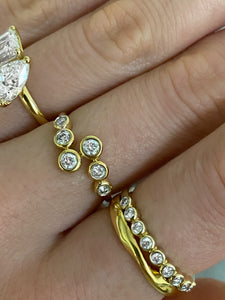 Rub Over Diamond Twist Ring set in 18ct Gold